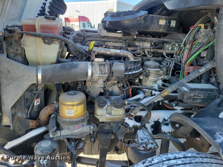 image for item NO9926 2015 Freightliner Cascadia semi truck