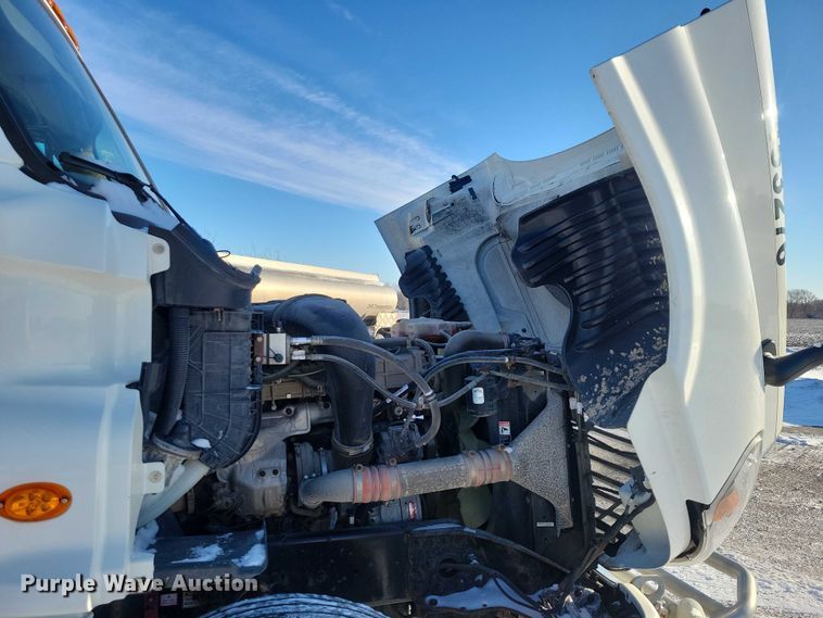 image for item NO9926 2015 Freightliner Cascadia semi truck