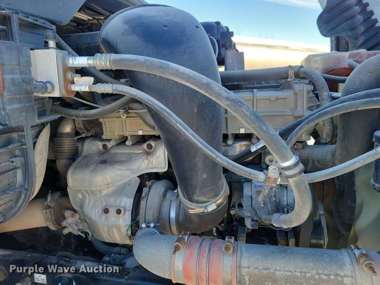 image for item NO9926 2015 Freightliner Cascadia semi truck