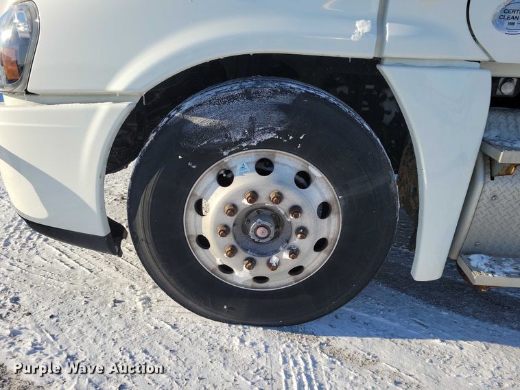 image for item NO9926 2015 Freightliner Cascadia semi truck