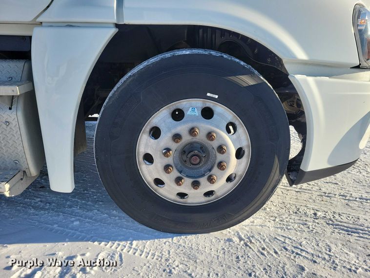 image for item NO9926 2015 Freightliner Cascadia semi truck