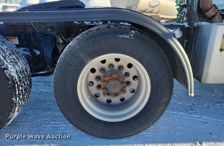 image for item NO9926 2015 Freightliner Cascadia semi truck