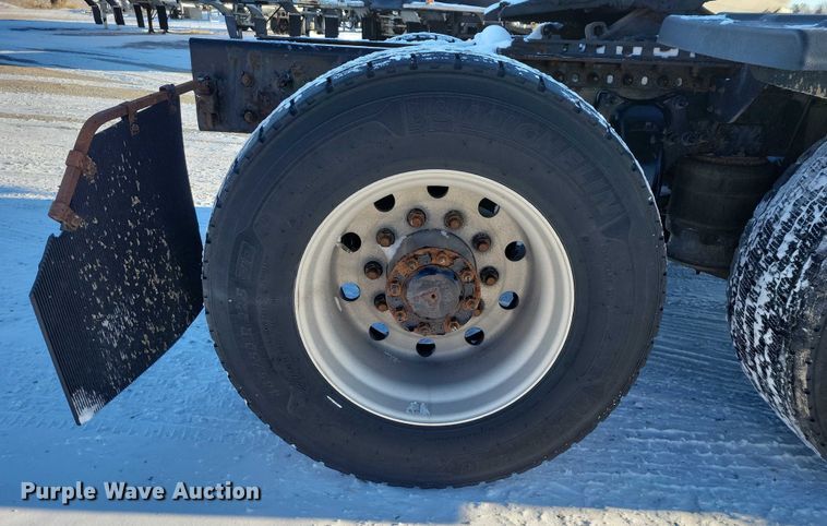 image for item NO9926 2015 Freightliner Cascadia semi truck