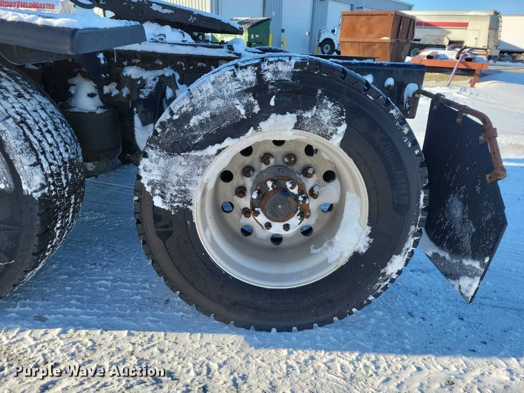 image for item NO9926 2015 Freightliner Cascadia semi truck