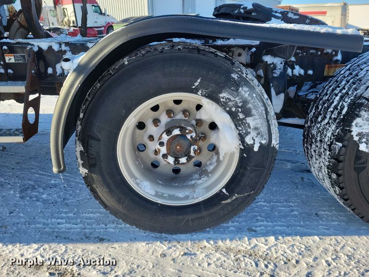 image for item NO9926 2015 Freightliner Cascadia semi truck