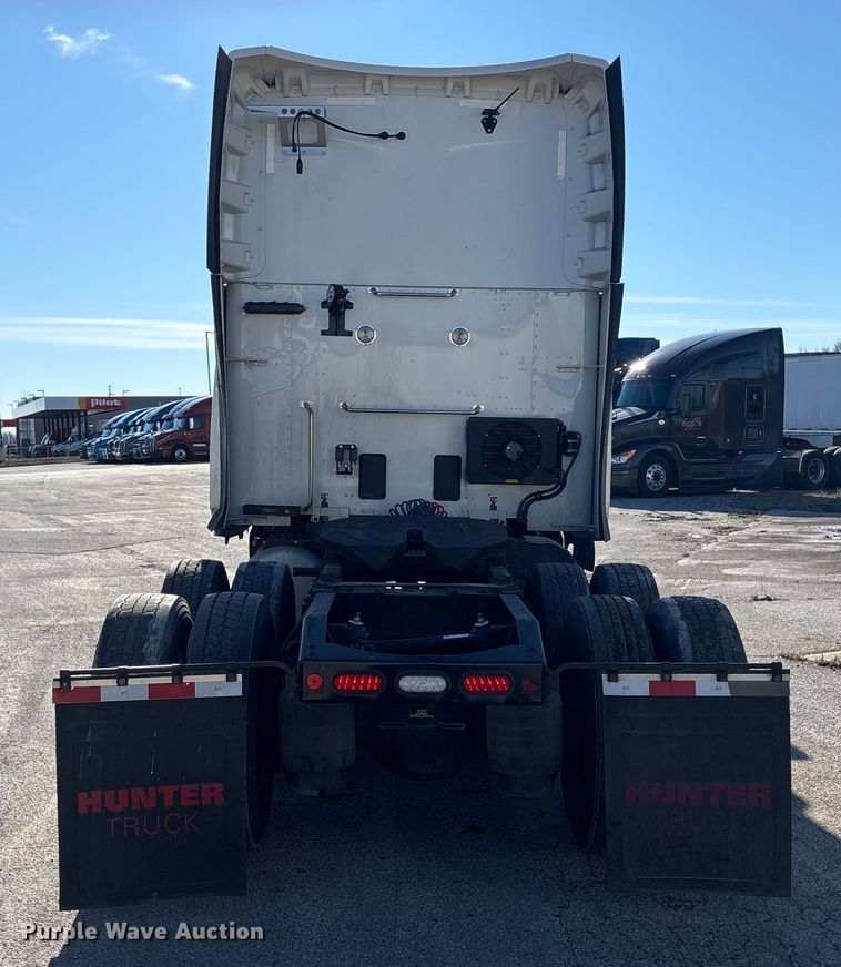 image for item OE9298 2020 Peterbilt 579 semi truck