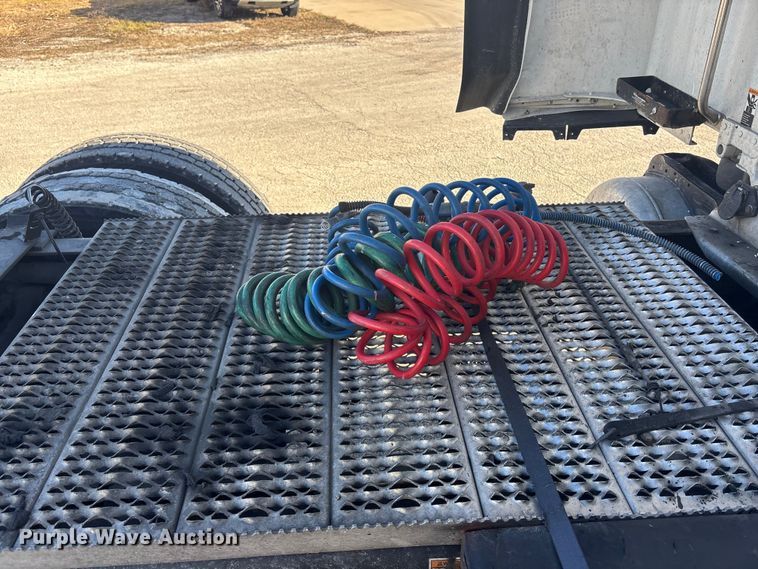 image for item OE9298 2020 Peterbilt 579 semi truck