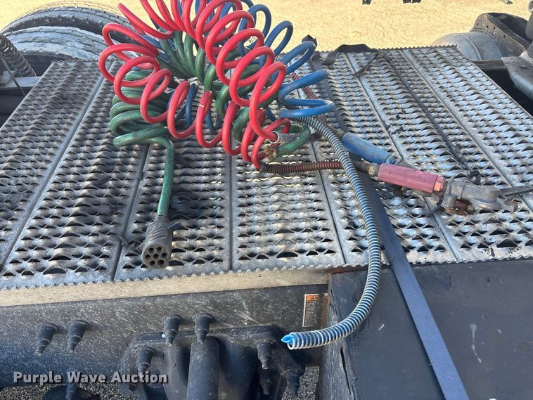 image for item OE9298 2020 Peterbilt 579 semi truck