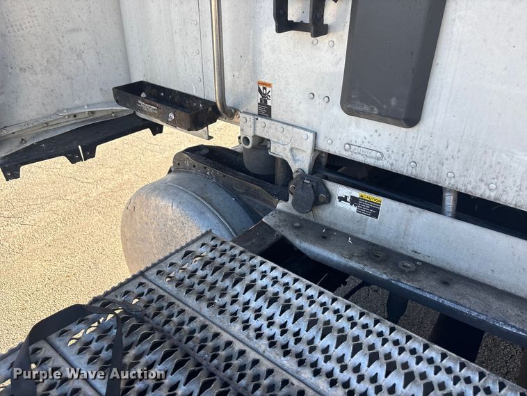 image for item OE9298 2020 Peterbilt 579 semi truck