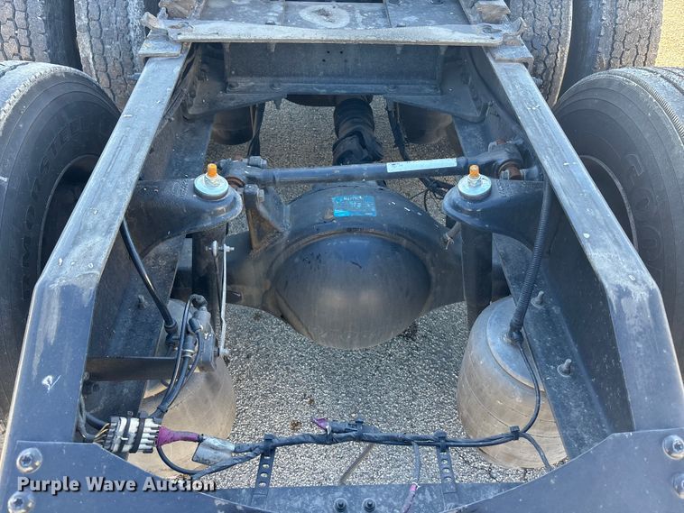 image for item OE9298 2020 Peterbilt 579 semi truck