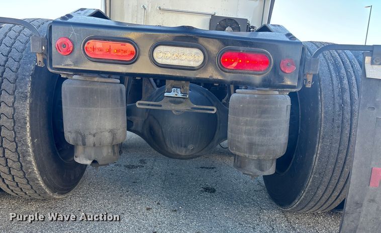 image for item OE9298 2020 Peterbilt 579 semi truck