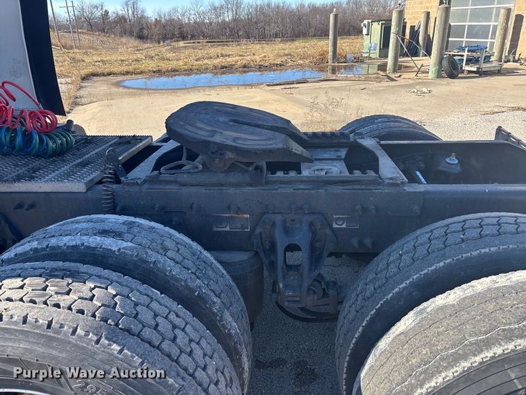 image for item OE9298 2020 Peterbilt 579 semi truck