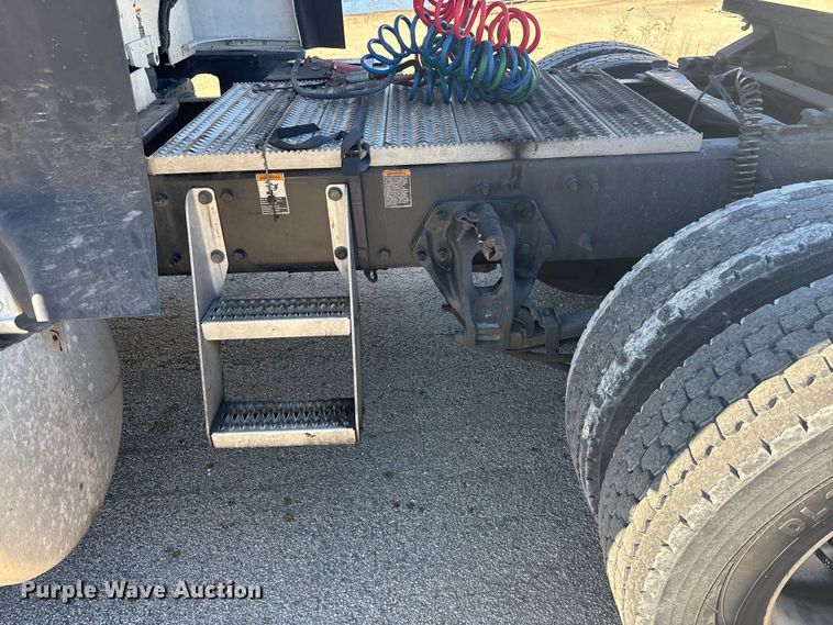 image for item OE9298 2020 Peterbilt 579 semi truck