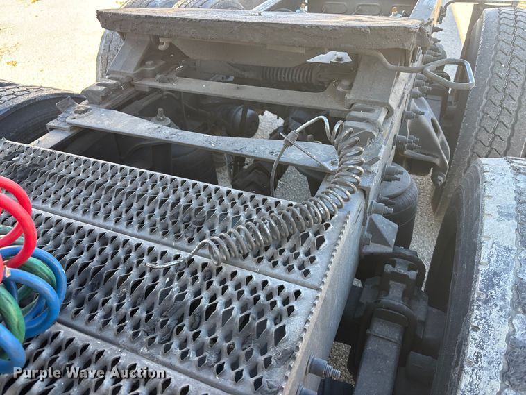 image for item OE9298 2020 Peterbilt 579 semi truck