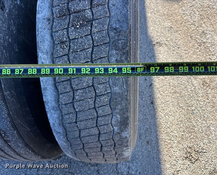 image for item OE9298 2020 Peterbilt 579 semi truck