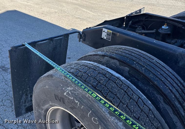 image for item OE9298 2020 Peterbilt 579 semi truck