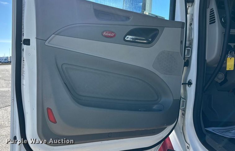 image for item OE9298 2020 Peterbilt 579 semi truck