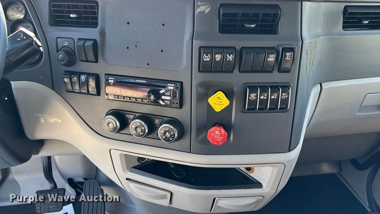 image for item OE9298 2020 Peterbilt 579 semi truck