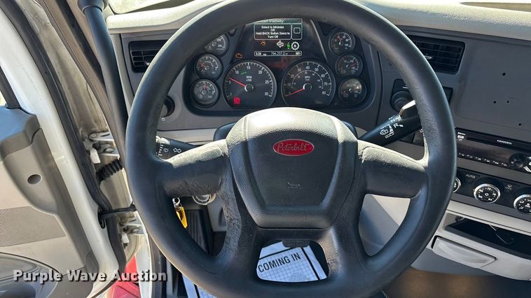 image for item OE9298 2020 Peterbilt 579 semi truck