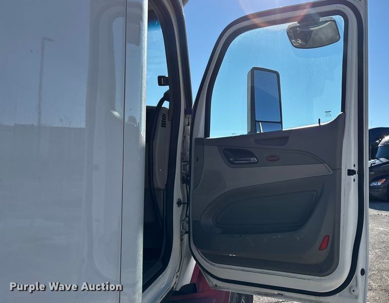 image for item OE9298 2020 Peterbilt 579 semi truck