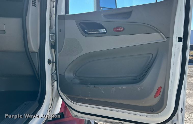 image for item OE9298 2020 Peterbilt 579 semi truck