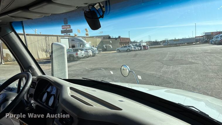 image for item OE9298 2020 Peterbilt 579 semi truck