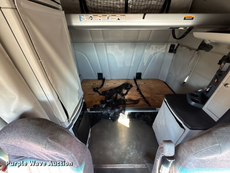 image for item OE9298 2020 Peterbilt 579 semi truck