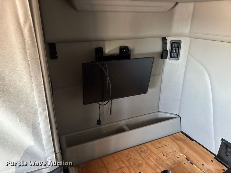 image for item OE9298 2020 Peterbilt 579 semi truck