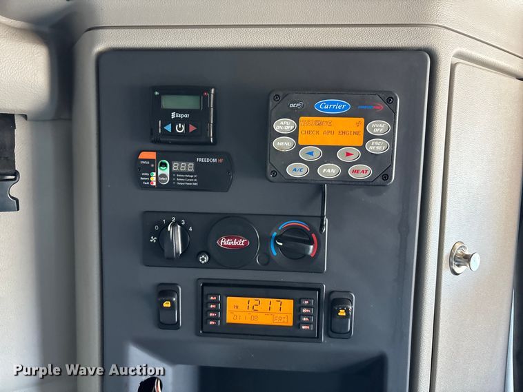 image for item OE9298 2020 Peterbilt 579 semi truck