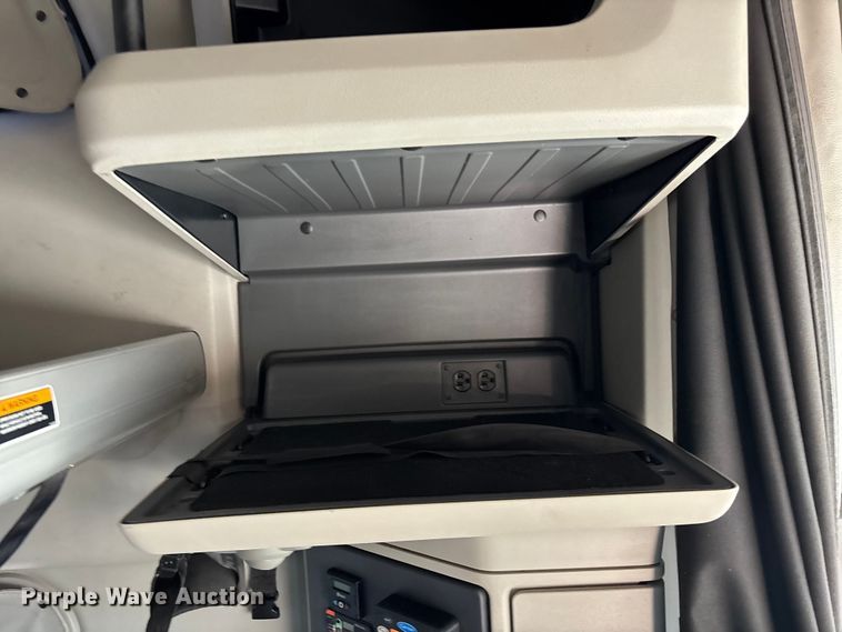 image for item OE9298 2020 Peterbilt 579 semi truck