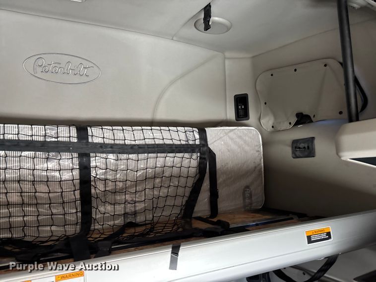 image for item OE9298 2020 Peterbilt 579 semi truck