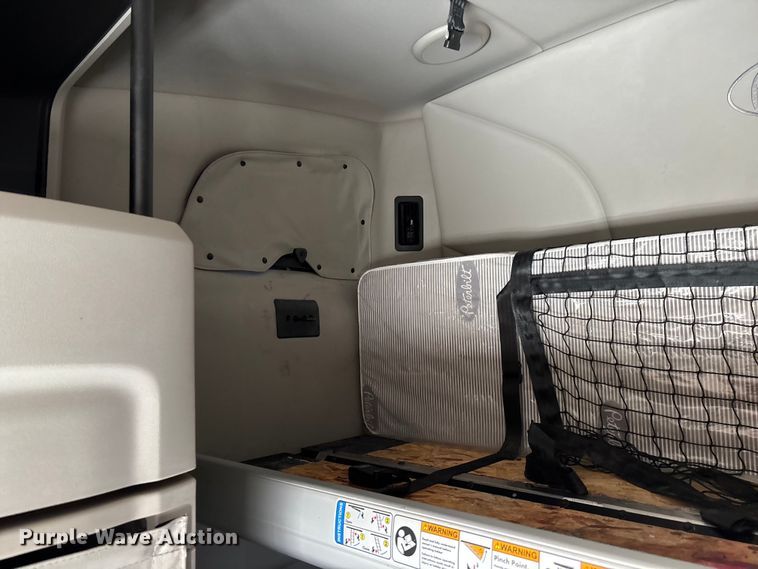 image for item OE9298 2020 Peterbilt 579 semi truck