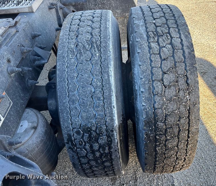 image for item OE9298 2020 Peterbilt 579 semi truck