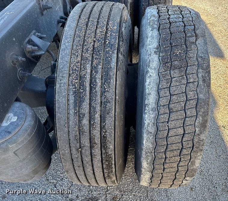 image for item OE9298 2020 Peterbilt 579 semi truck