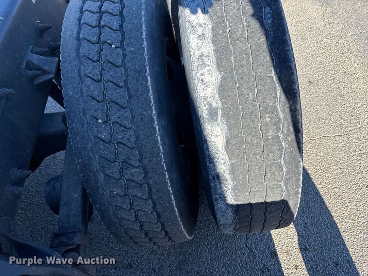 image for item OE9298 2020 Peterbilt 579 semi truck