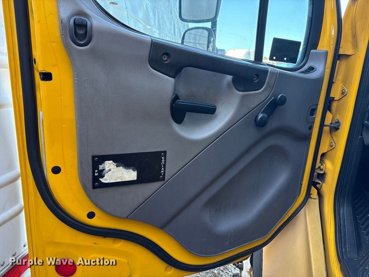 image for item YA1091 2016 Freightliner Business Class M2 box truck