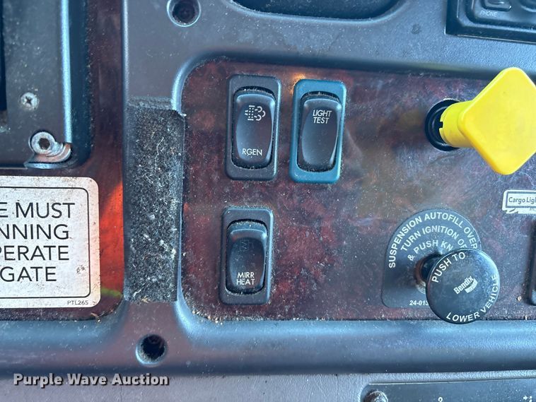 image for item YA1091 2016 Freightliner Business Class M2 box truck