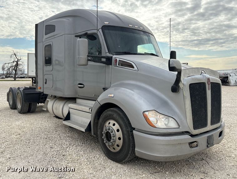 image for item YA1194 2018 Kenworth T860 semi truck