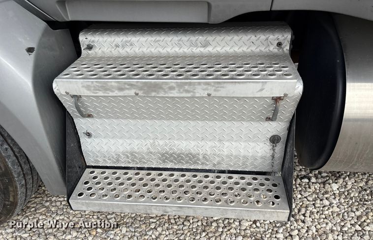 image for item YA1194 2018 Kenworth T860 semi truck