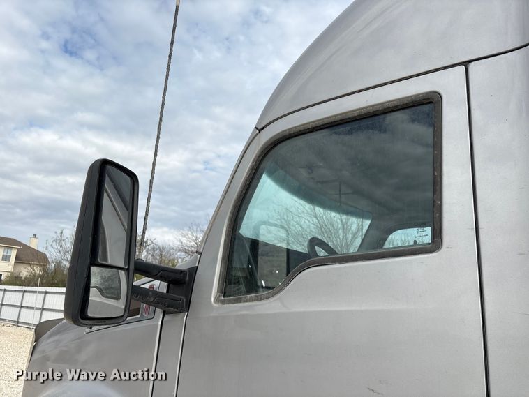 image for item YA1194 2018 Kenworth T860 semi truck