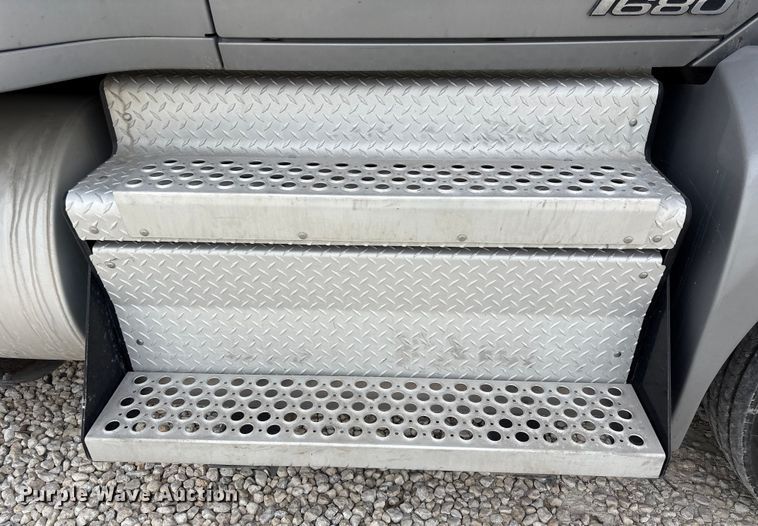 image for item YA1194 2018 Kenworth T860 semi truck