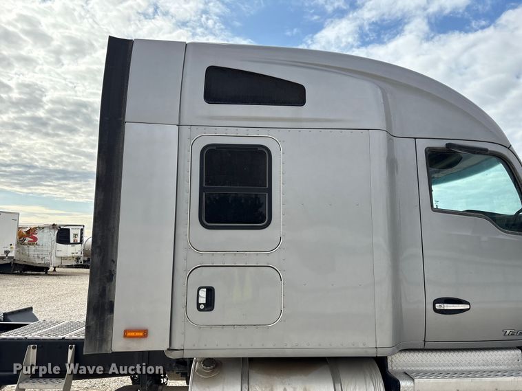 image for item YA1194 2018 Kenworth T860 semi truck