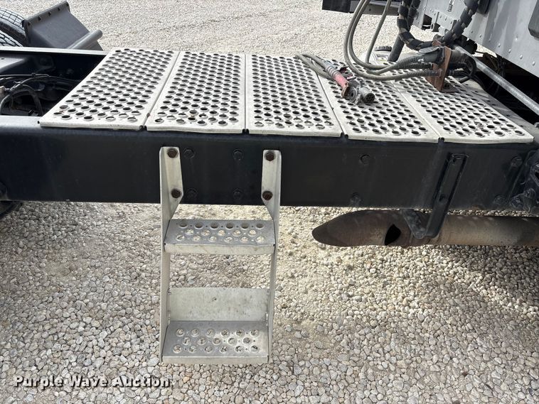 image for item YA1194 2018 Kenworth T860 semi truck