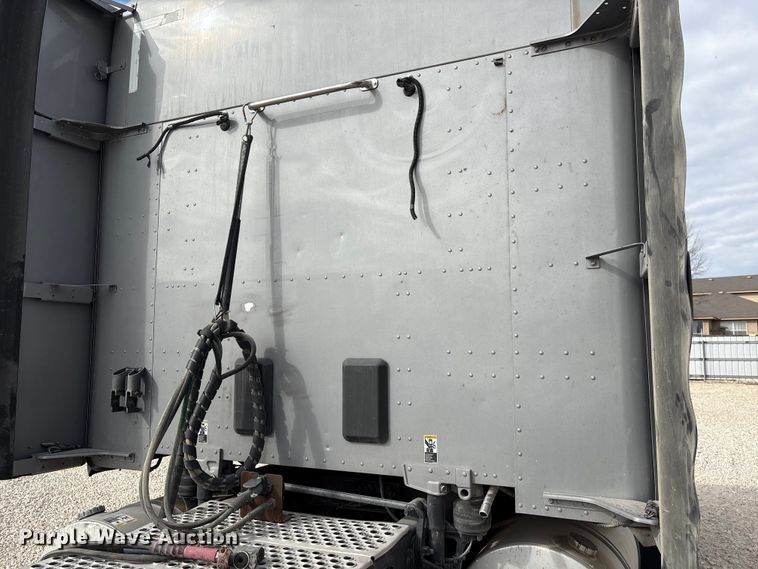 image for item YA1194 2018 Kenworth T860 semi truck