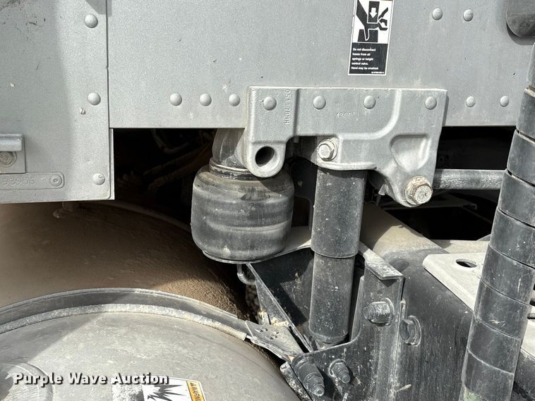 image for item YA1194 2018 Kenworth T860 semi truck