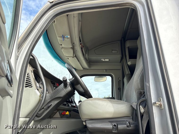 image for item YA1194 2018 Kenworth T860 semi truck