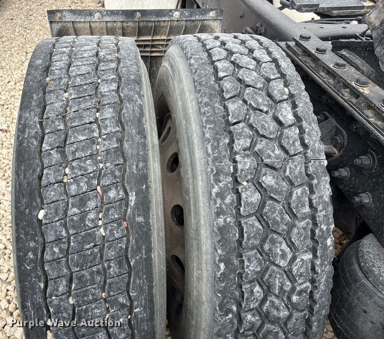 image for item YA1194 2018 Kenworth T860 semi truck