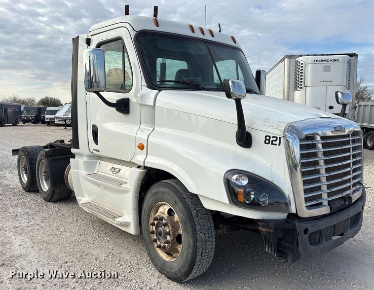 image for item YA1363 2017 Freightliner Cascadia semi truck