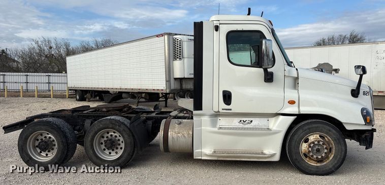 image for item YA1363 2017 Freightliner Cascadia semi truck