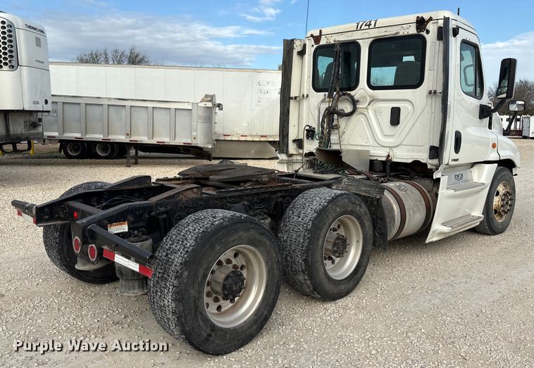 image for item YA1363 2017 Freightliner Cascadia semi truck